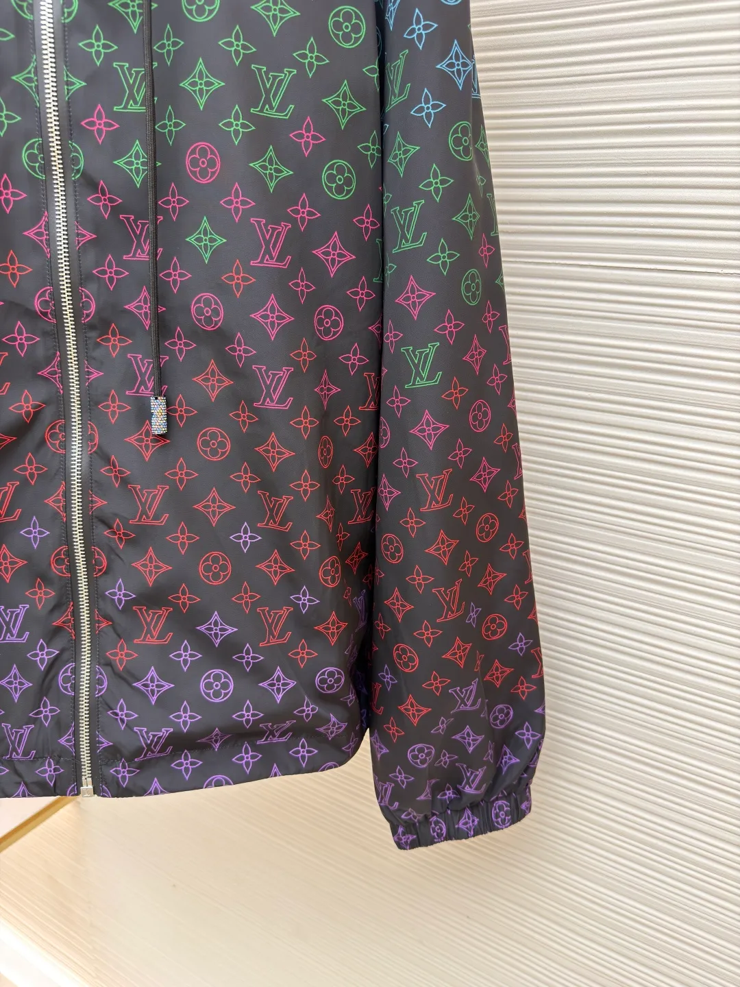 LOUIS VUITTON gradient logo jacquard jacket ●Original version: purchased and developed at 23099 ●Item number: 1680984-B25 ●Fabric: windproof technical fabric ●Technology: jacquard production ●Version: fitted version ●Weight: about 420 grams ●Size: S-M-L-XL ●Description: The whole piece of clothing was purchased for 23,900 ZP and disassembled. It is made of custom windproof jacquard technical fabrics and imported from Italy. It is decorated with Monogram printing throughout to render a subtle gradient effect. The placket is molded to customize the LV hollow letter zipper, the hooded drawstring design is molded to the hem, and the hem is molded to customize the LV letter logo adjustment buckle. It is truly a 1:1 copy. The overall wiring is straight and delicate, the fabric is comfortable and soft, and the color is consistent without color difference. It can be matched with the same style to create a fashionable look and control various occasions. Customized accessories, complete with three standards, same style for men and women!